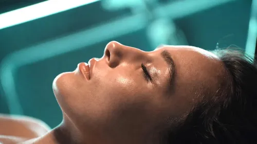 Vrouw krijgt lasertherapie behandeling voor moedervlek verwijderen